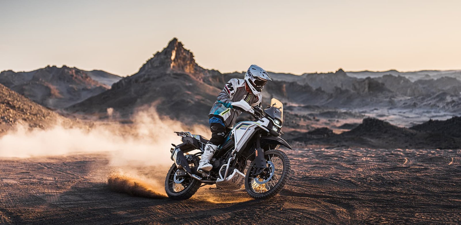 CFMOTO 450MT sobre terreno volcánico