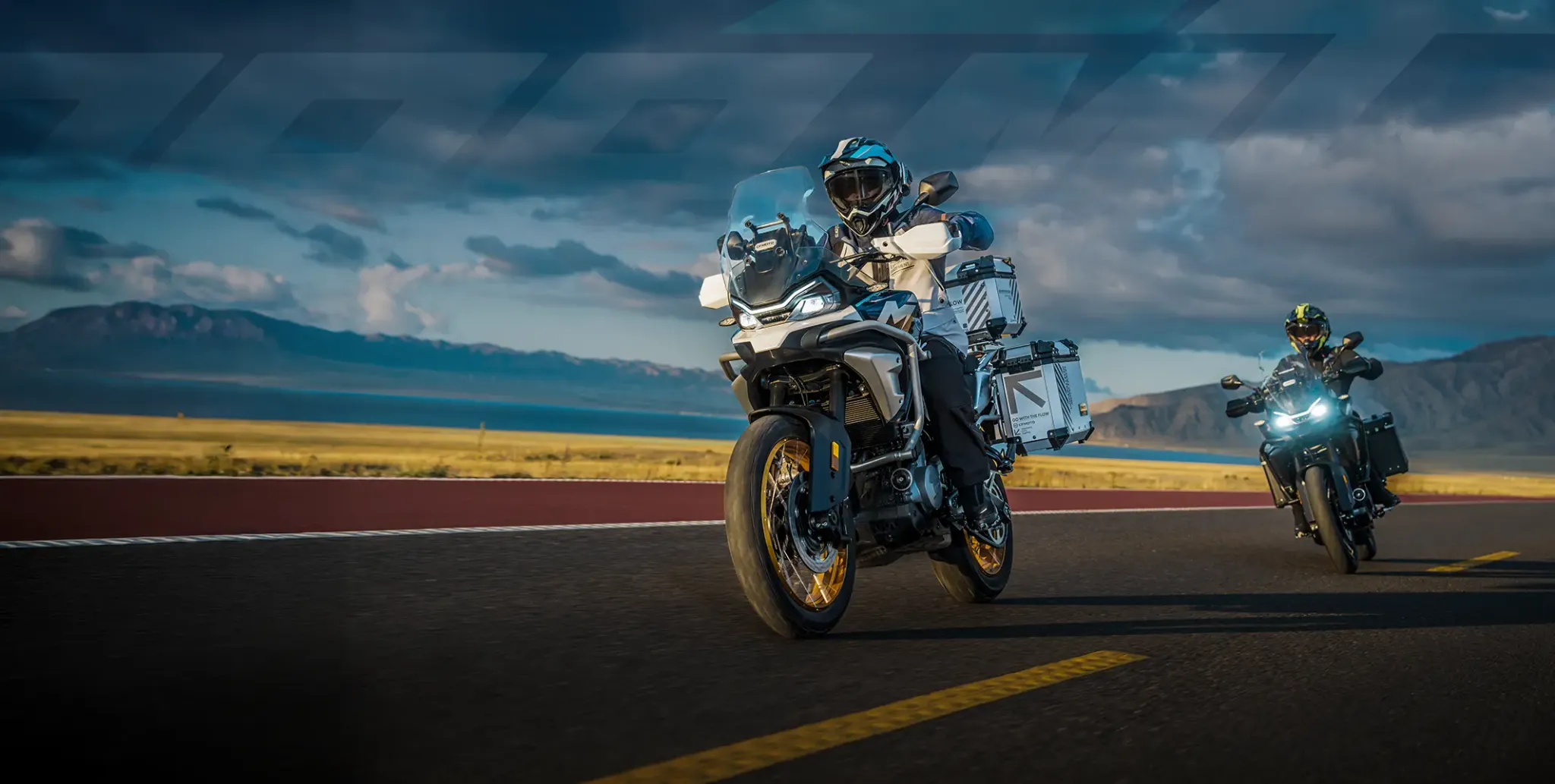 CFMOTO 700MT viajando en carretera
