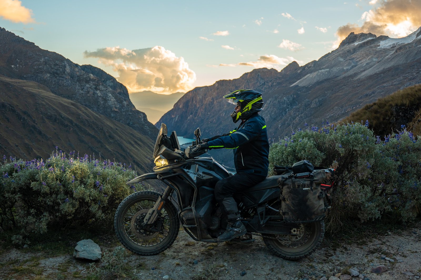 Detalle de la CFMOTO 800MT-X en el paisaje