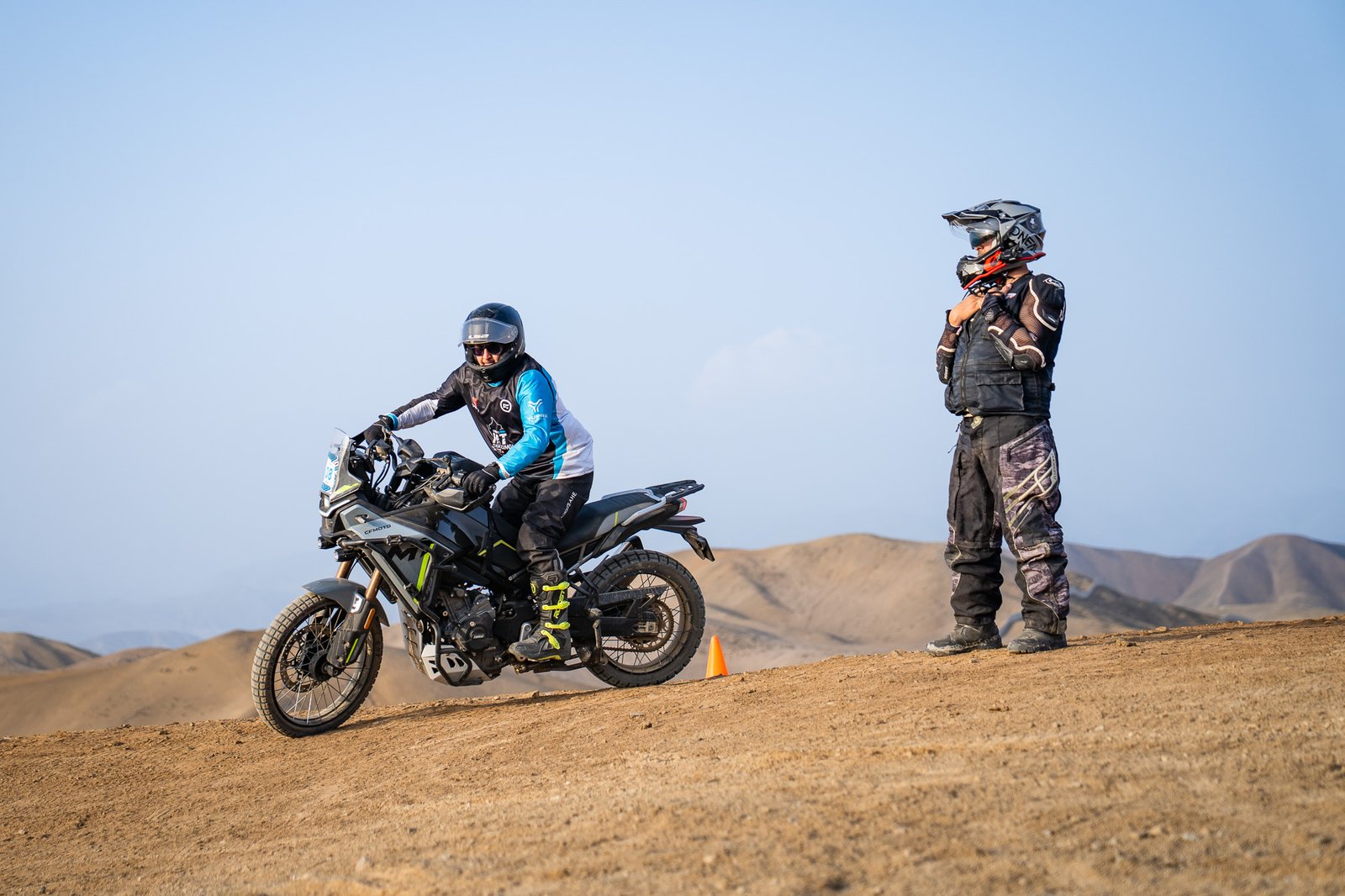 Carlos junto a su moto en una ruta de altura